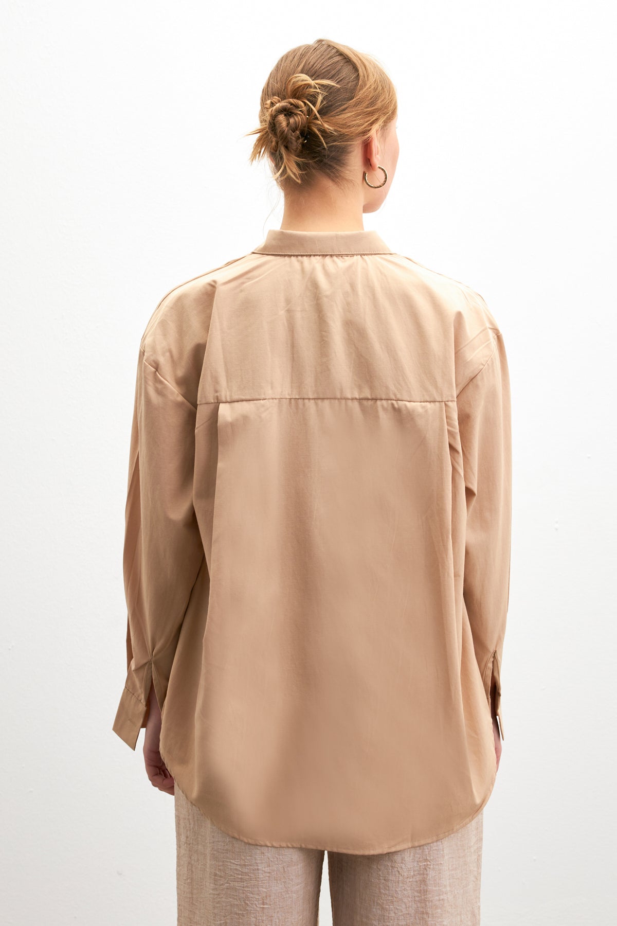 Kadın Koyu Bej Oversize Basic Cep Detaylı Poplin Uzun Kol Gömlek