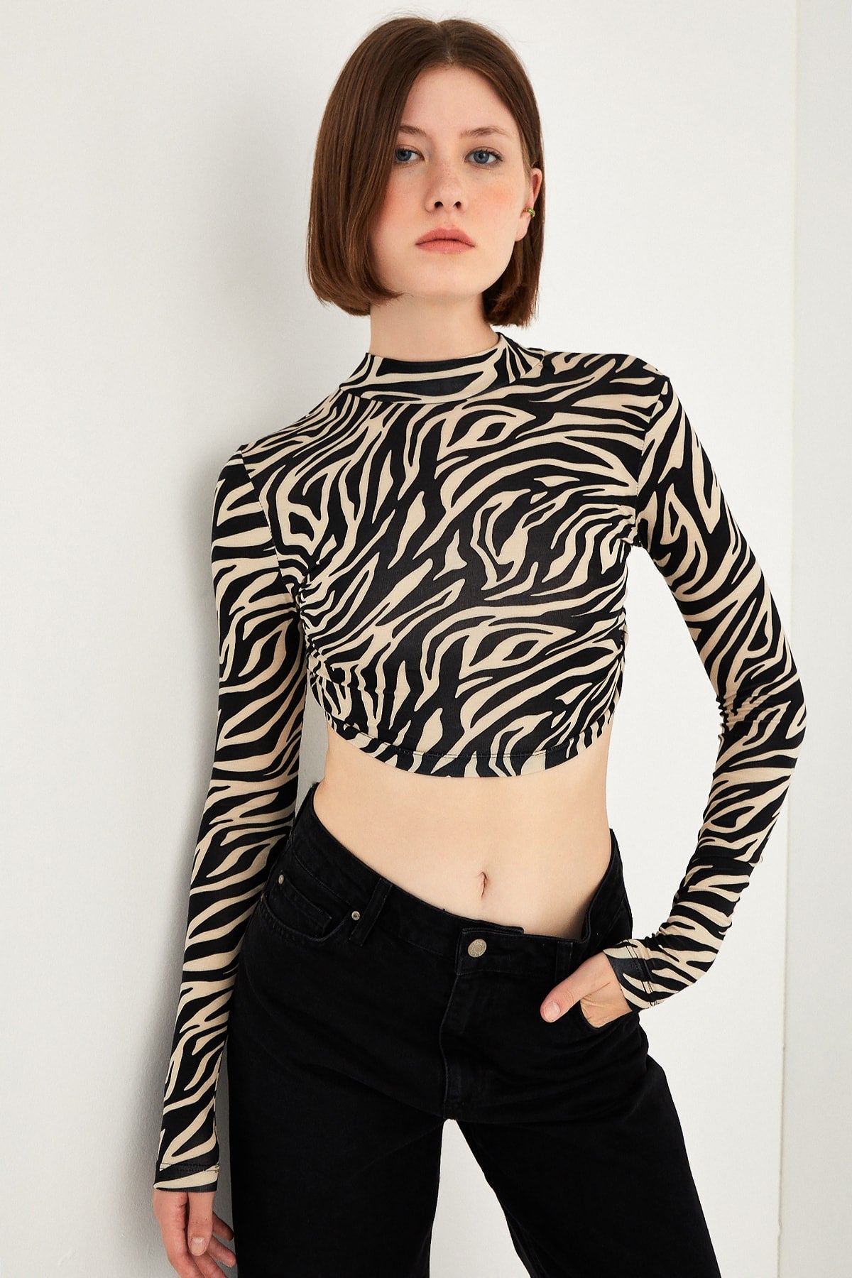 Kadın Bej Zebra Desenli Sırt Dekolte Crop Bluz