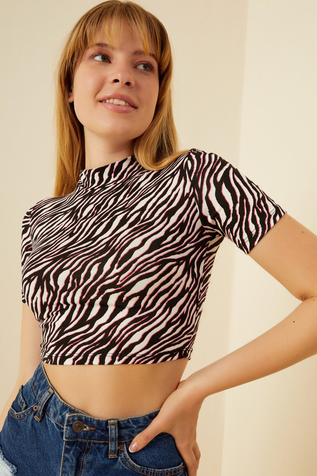 Kadın Pembe Efektli Zebra Desenli Kısa Kol Crop
