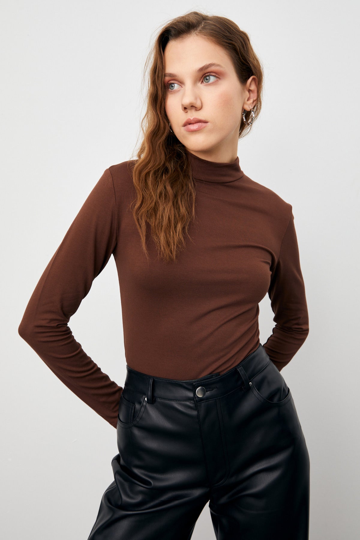 Kadın Siyah Krem Beyaz Acı Kahve Bordo 5'li Yarım Balıkçı Yaka Basic Body