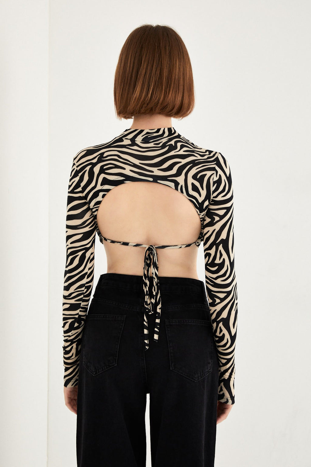Kadın Bej Zebra Desenli Sırt Dekolte Crop Bluz