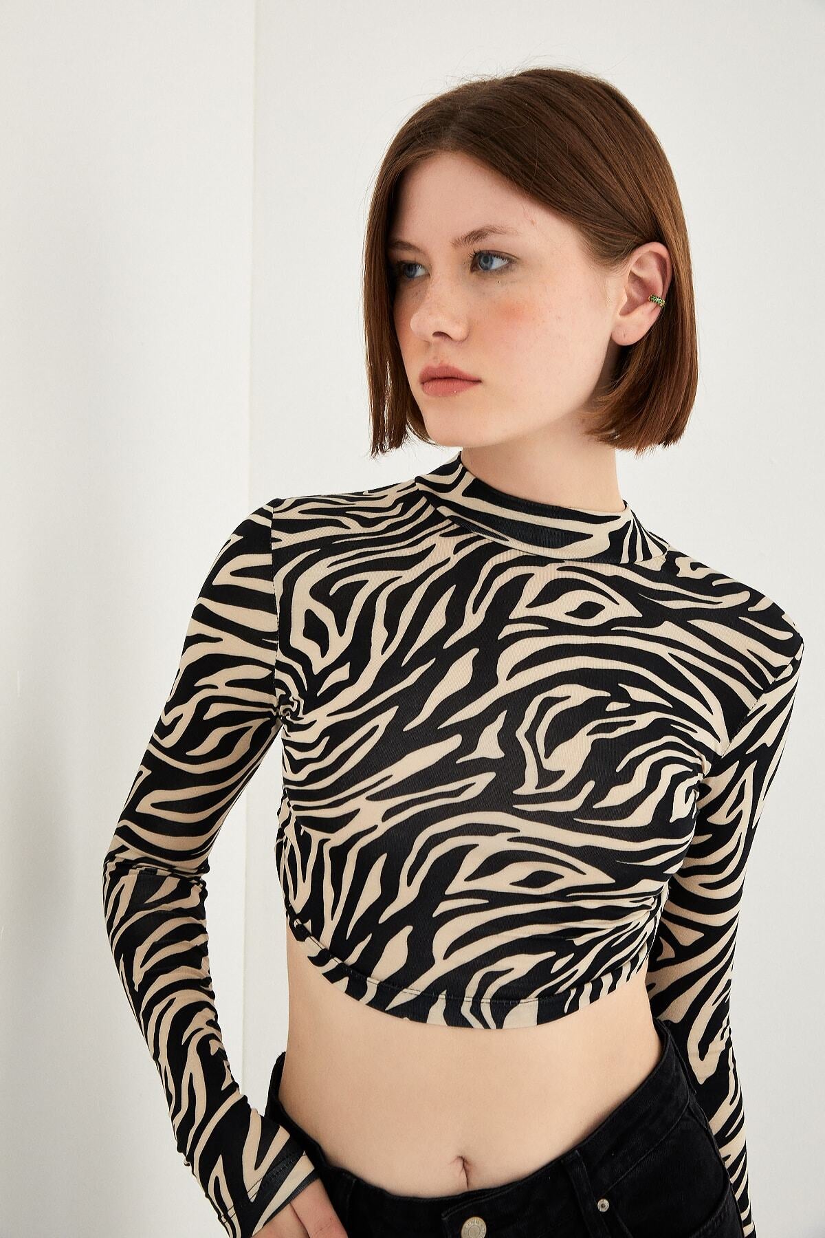 Kadın Bej Zebra Desenli Sırt Dekolte Crop Bluz