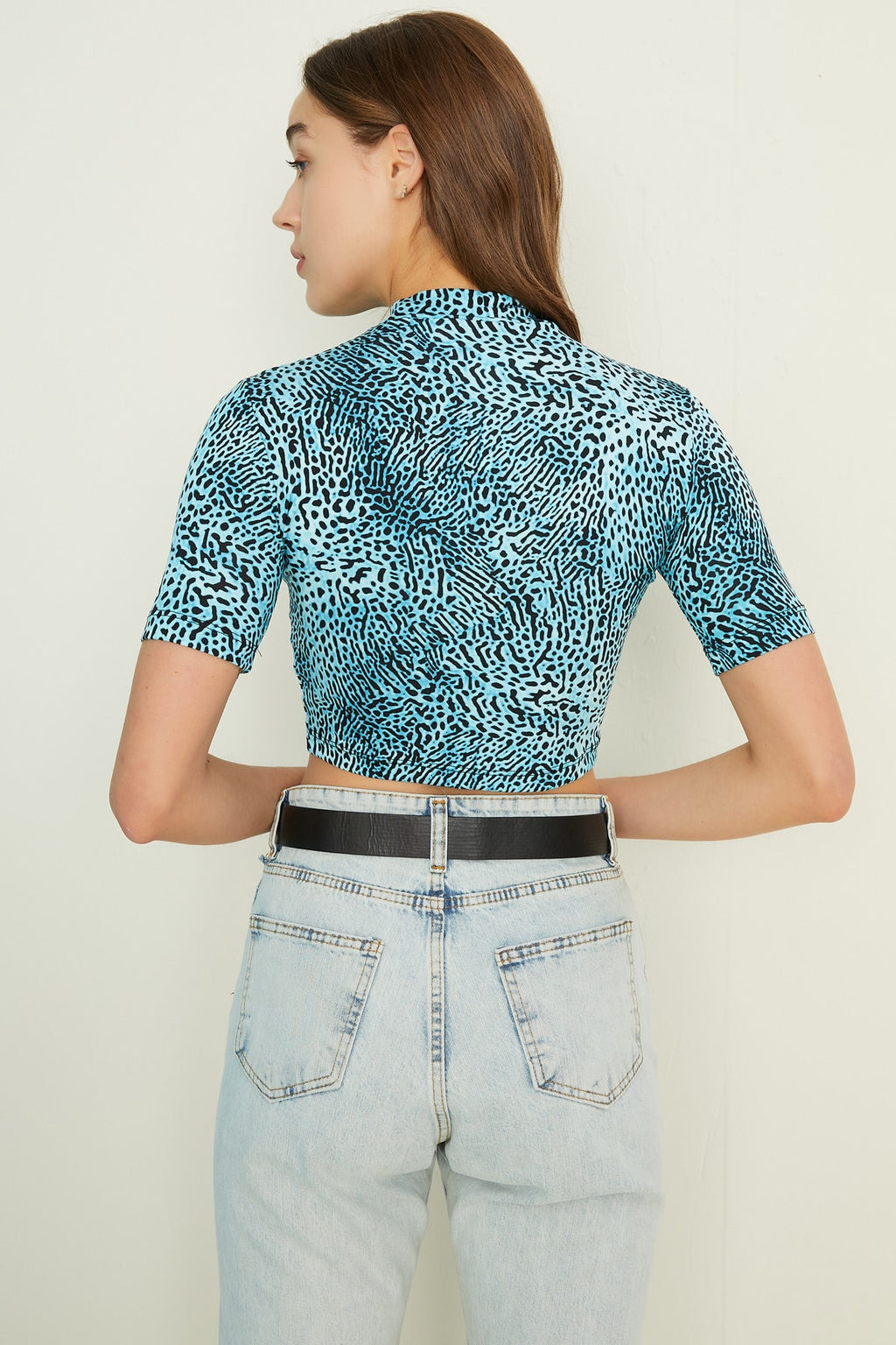 Kadın Mavi Leopar Desenli Kısa Kol Crop Bluz