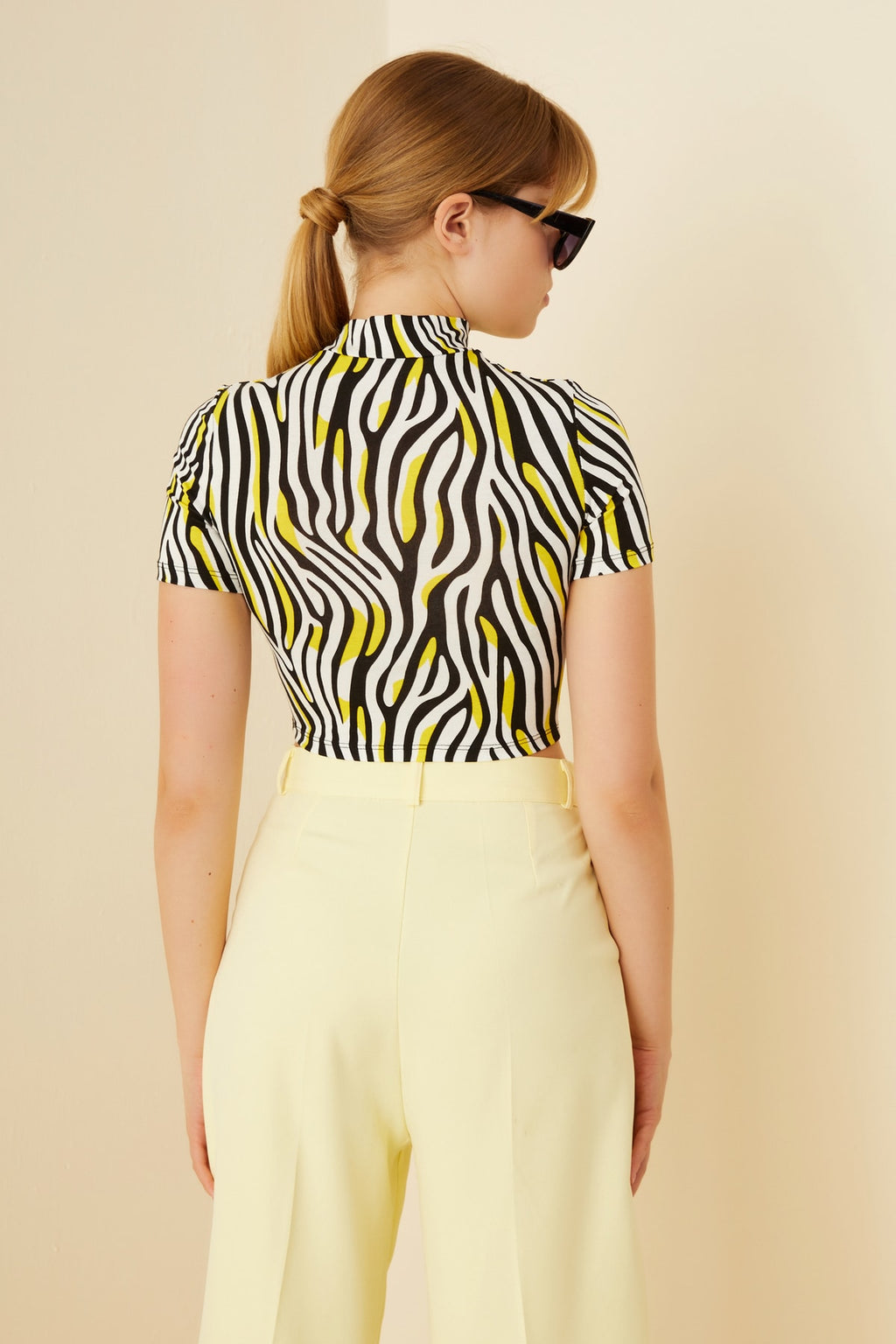 Kadın Sarı Siyah Zebra Desenli Kısa Kol Crop