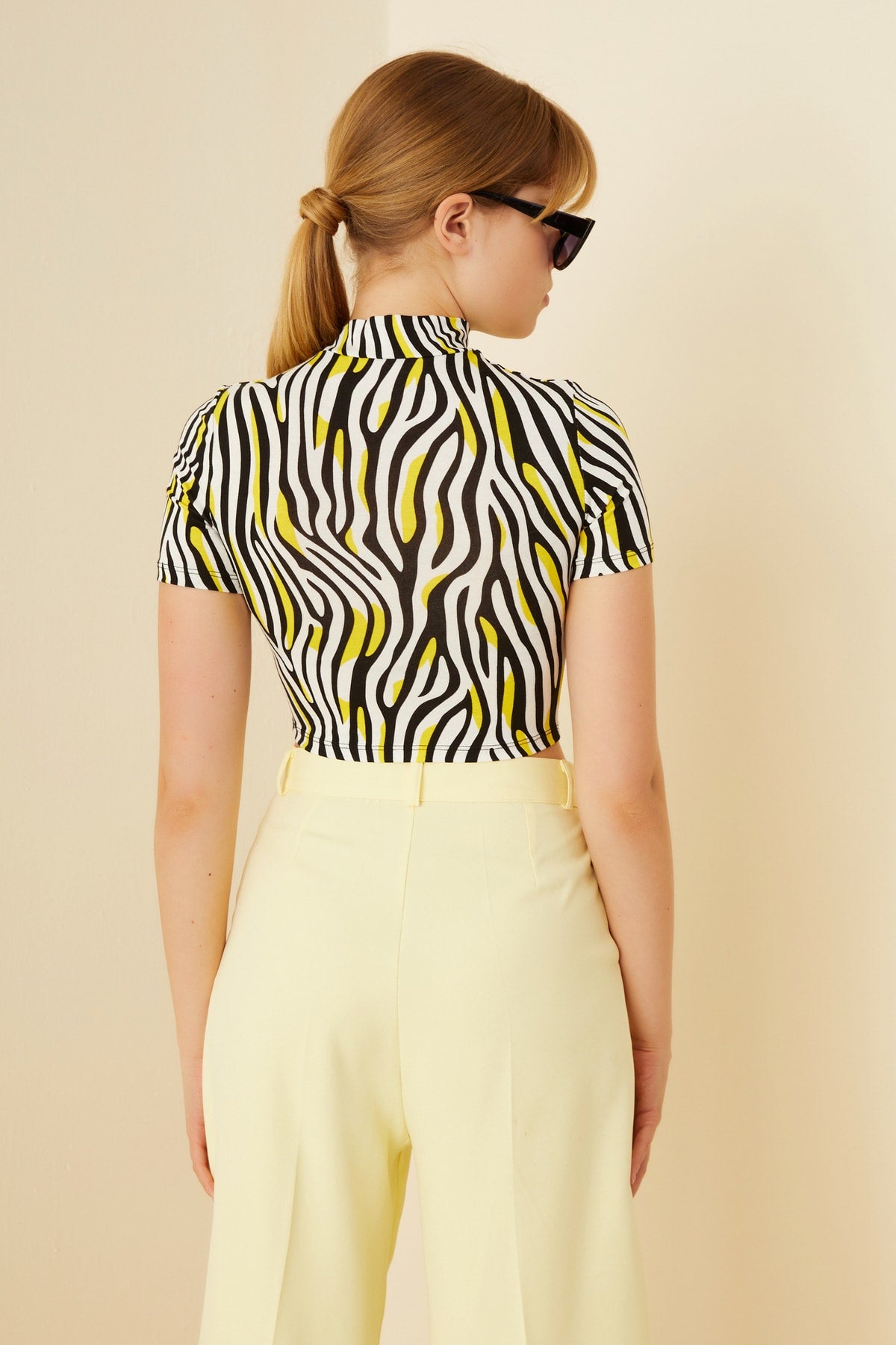 Kadın Sarı Siyah Zebra Desenli Kısa Kol Crop