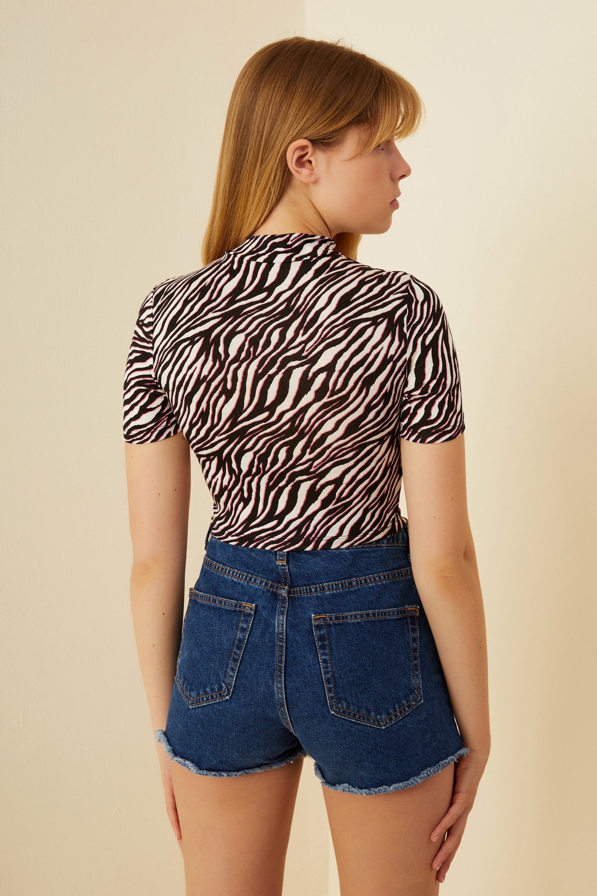 Kadın Pembe Efektli Zebra Desenli Kısa Kol Crop